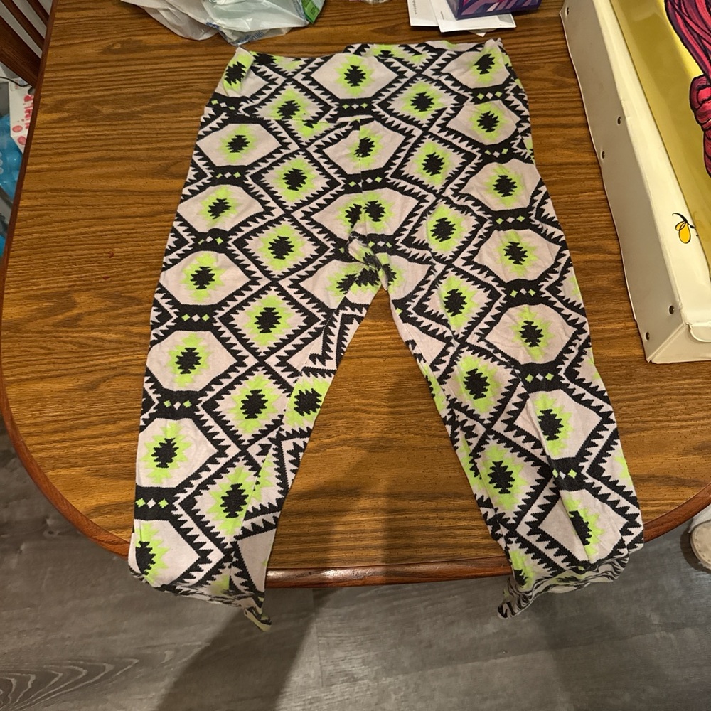 Wet Seal Geometric Black and Green Leggings